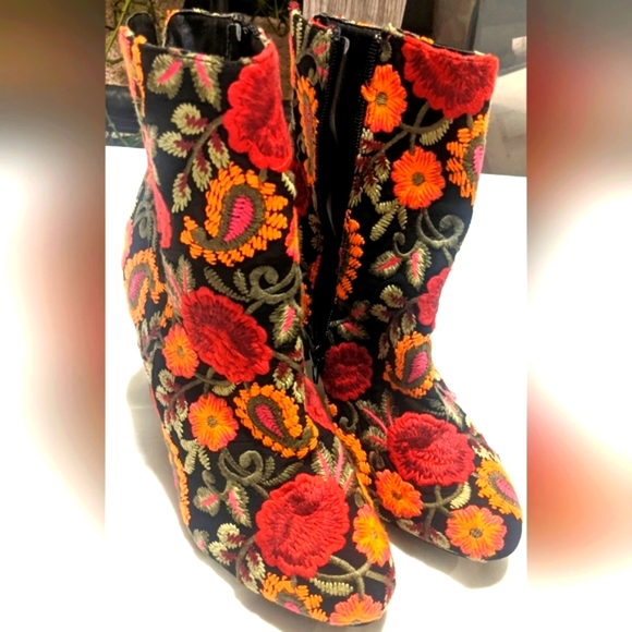 Wild Diva Shoes - Wild Diva Floral Embroidered Heel Boots